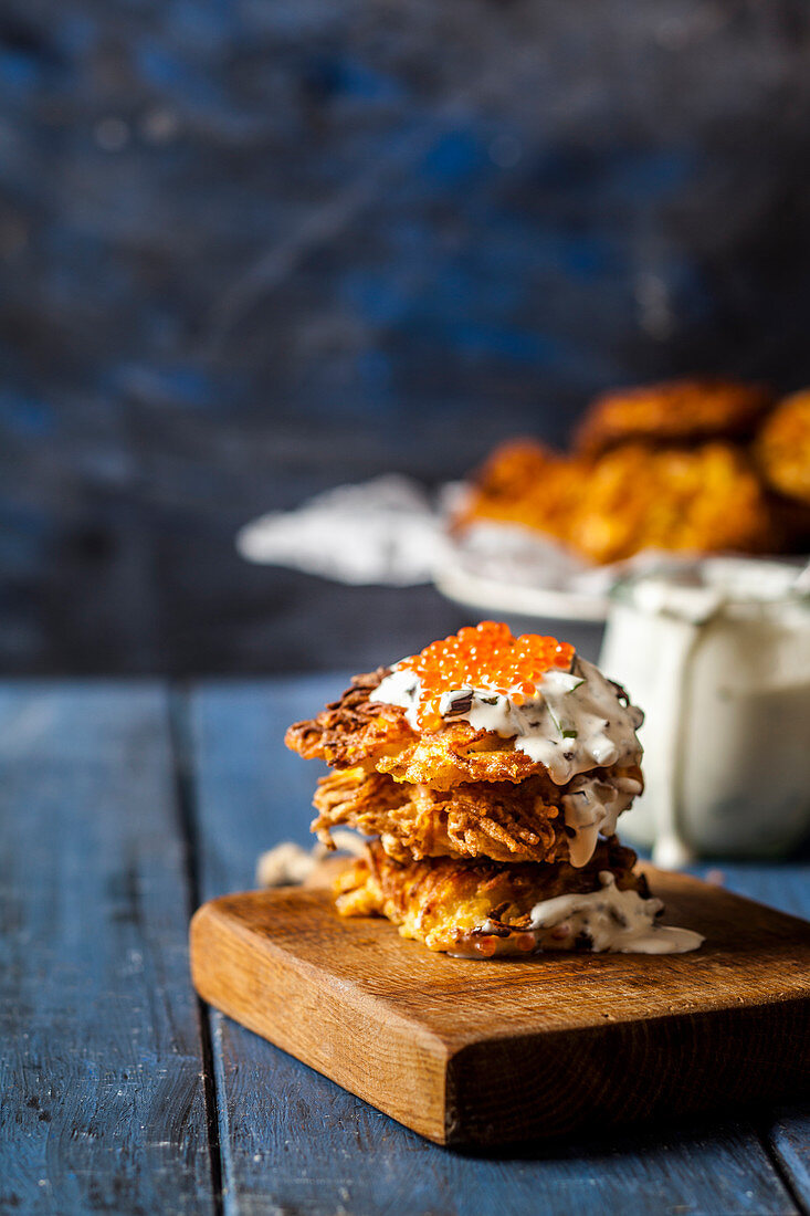 Latkes (Kartoffelpuffer, Jüdische Küche) mit Sauerrahm und Kaviar