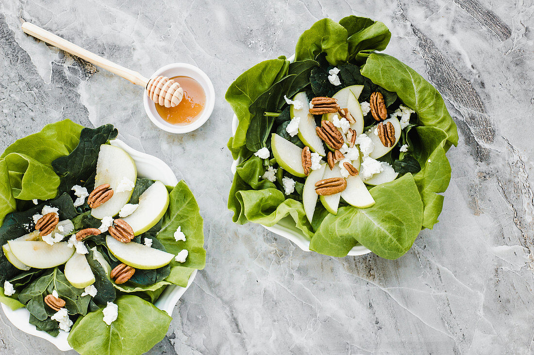 Blattsalat mit Birnen, Pecannüssen, Feta und Honig