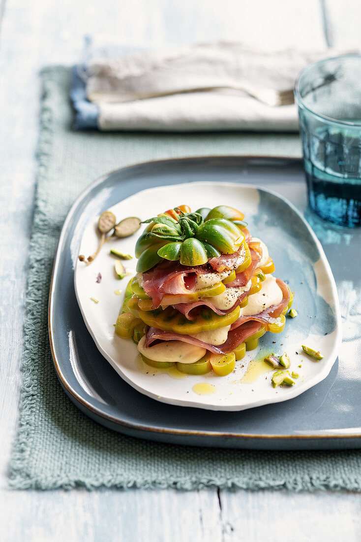 Thunfisch-Tomaten-Türmchen mit Thunfisch-Ingwer-Sauce und Pistazien