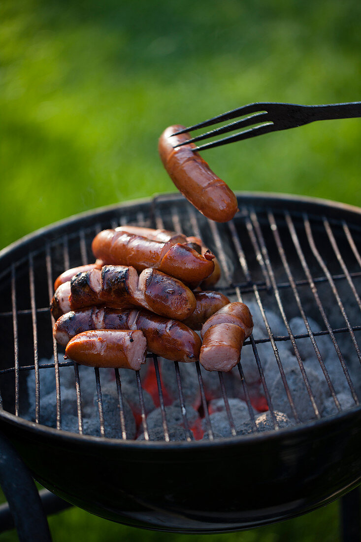 Würstchen auf dem Grill