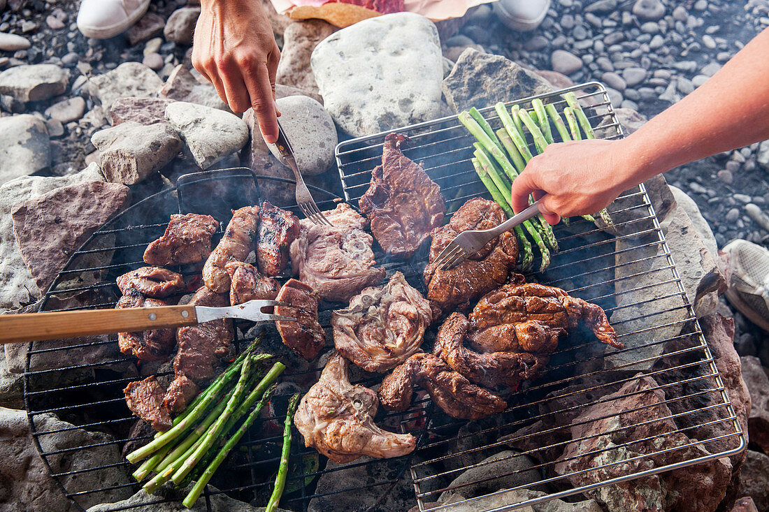 Fleisch und Spargel auf heißem Grillrost