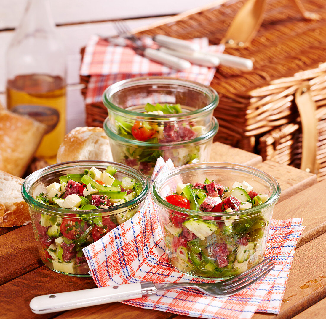 Salami-Käse-Salat zum Mitnehmen fürs Picknick