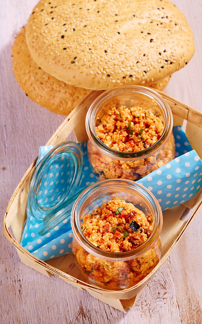 Mediterraner Feta-Aufstrich im Glas mit Sesamfladen