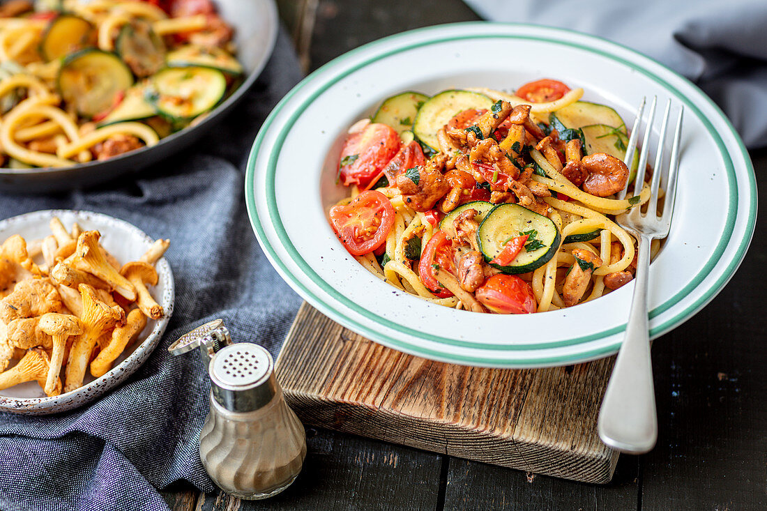 Spaghetti with tomatoes, chanterelles and courgette