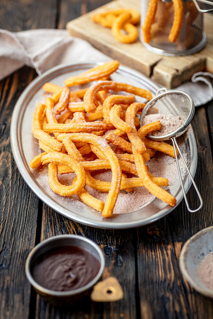 Hausgemachte Churros mit Zimtzucker und Schokoladensauce