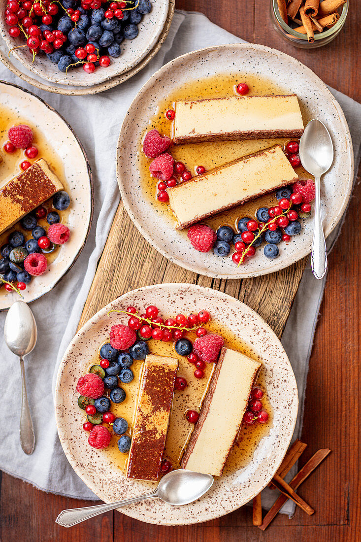 Flan with cinnamon and fresh berries
