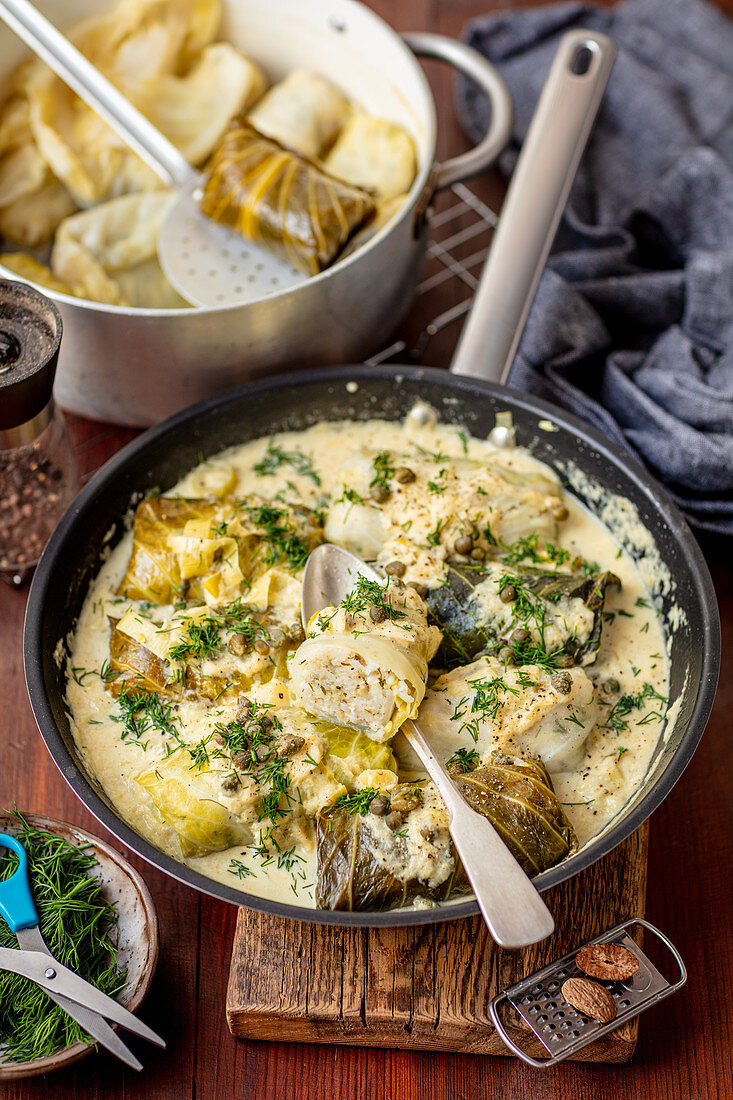 Kohlrouladen mit Fisch und Reis in Lauch-Kapern-Sauce