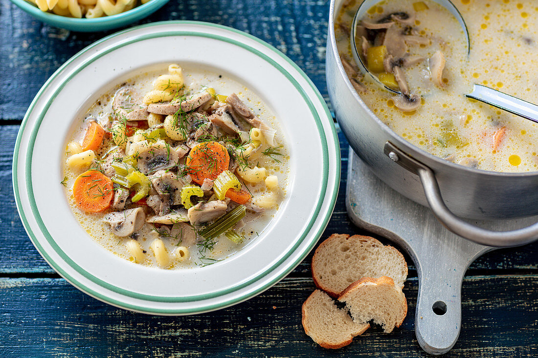 Pilzsuppe mit Nudeln, Möhren und Staudensellerie