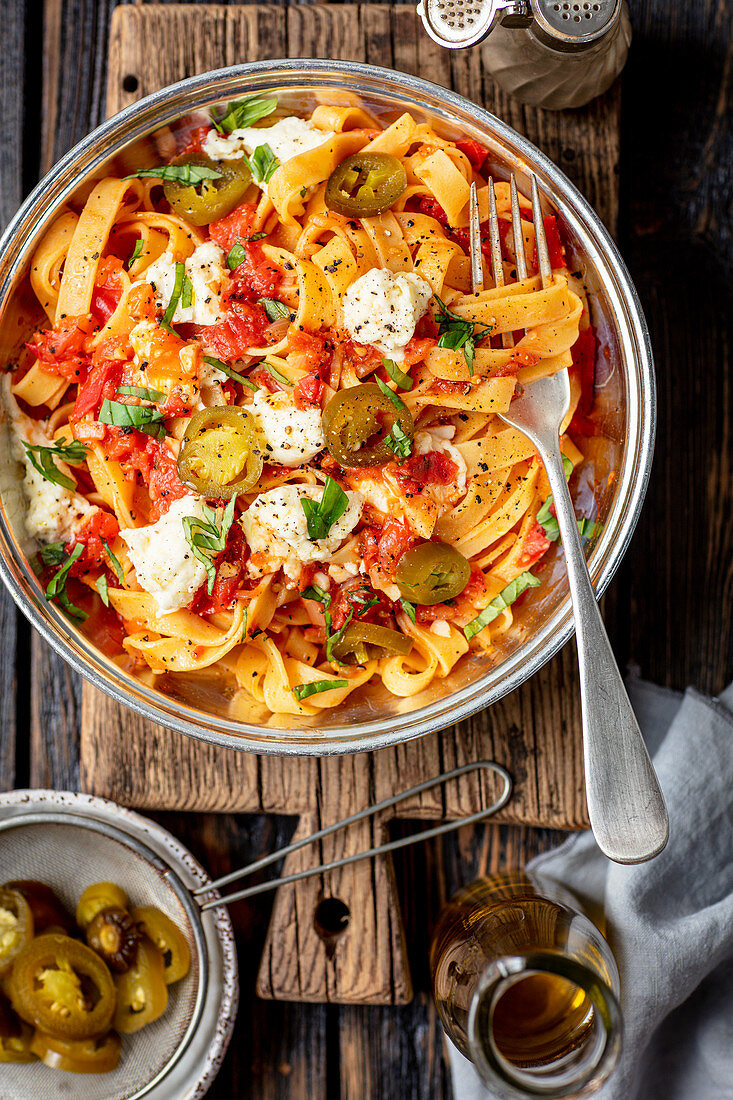 Tagliatelle mit Tomatensauce, Mozzarella und Jalapenos