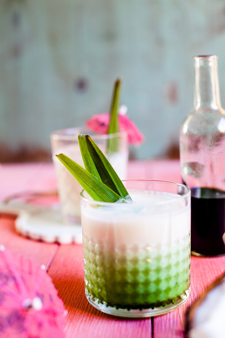 Piña Colada (Cocktail mit Rum, Kokosnusscreme und Ananassaft)