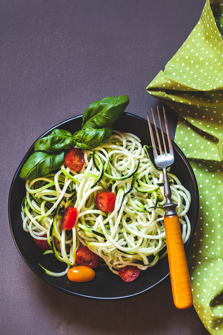 Zoodles mit Tomaten und Basilikum