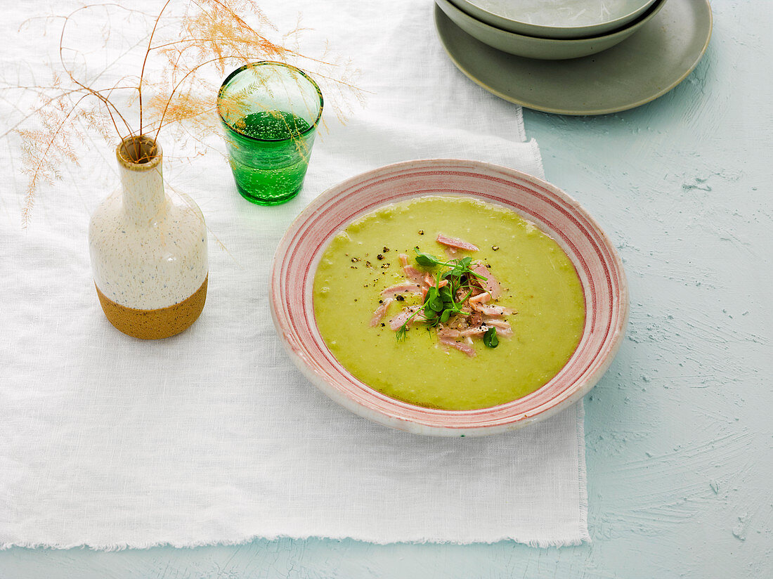 Creamy pea soup with boiled ham