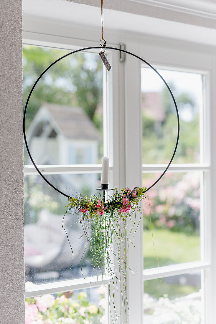 Nordischer Blumenkranz am Fenster