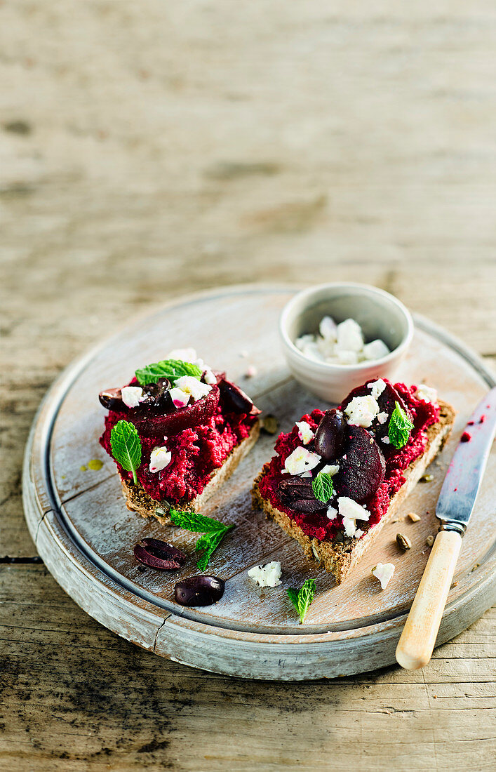 Beetroot houmous toasts with feta, olives and mint