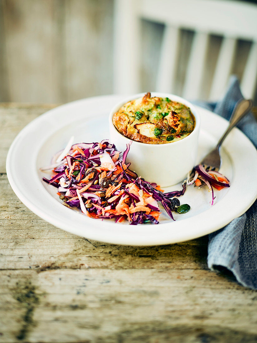 Masala Omelett-Muffin mit Zucchini und Erbsen im Förmchen