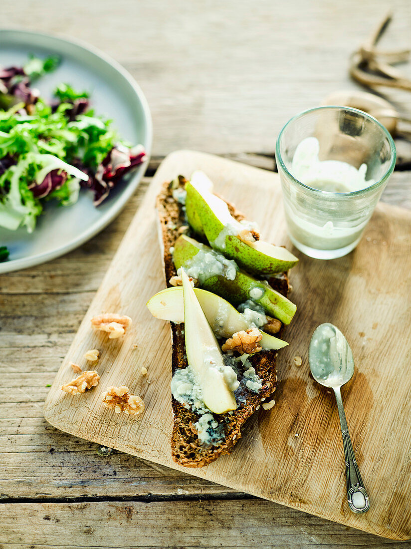 Toasted soda bread with blue cheese and pear