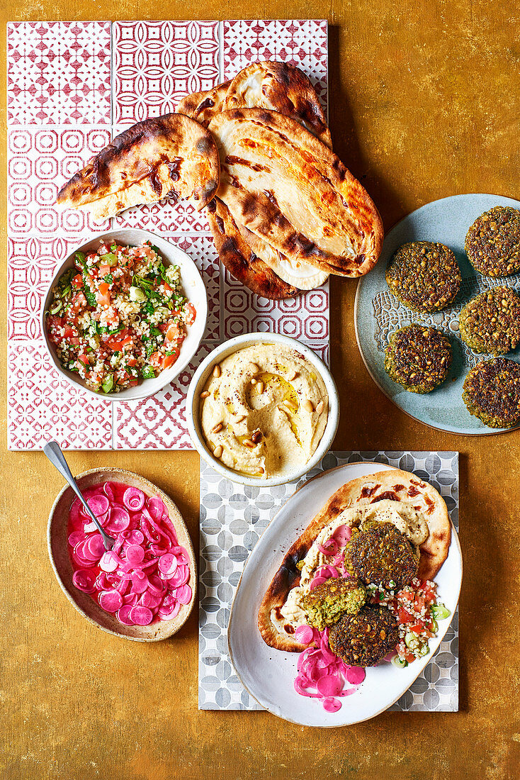 Hausgemachte Meze mit Hummus, Falafel, eingelegtem Gemüse und Taboulé