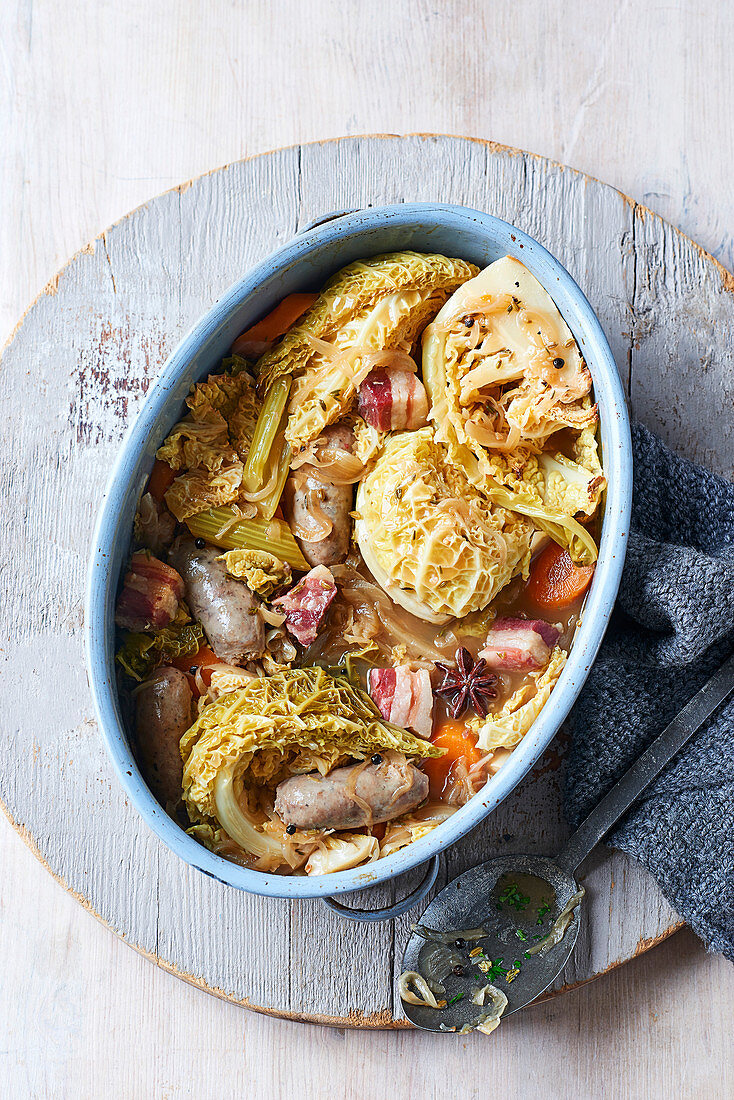 Choucroute garnie (Kohlgericht mit Wurst und Speck, Frankreich)