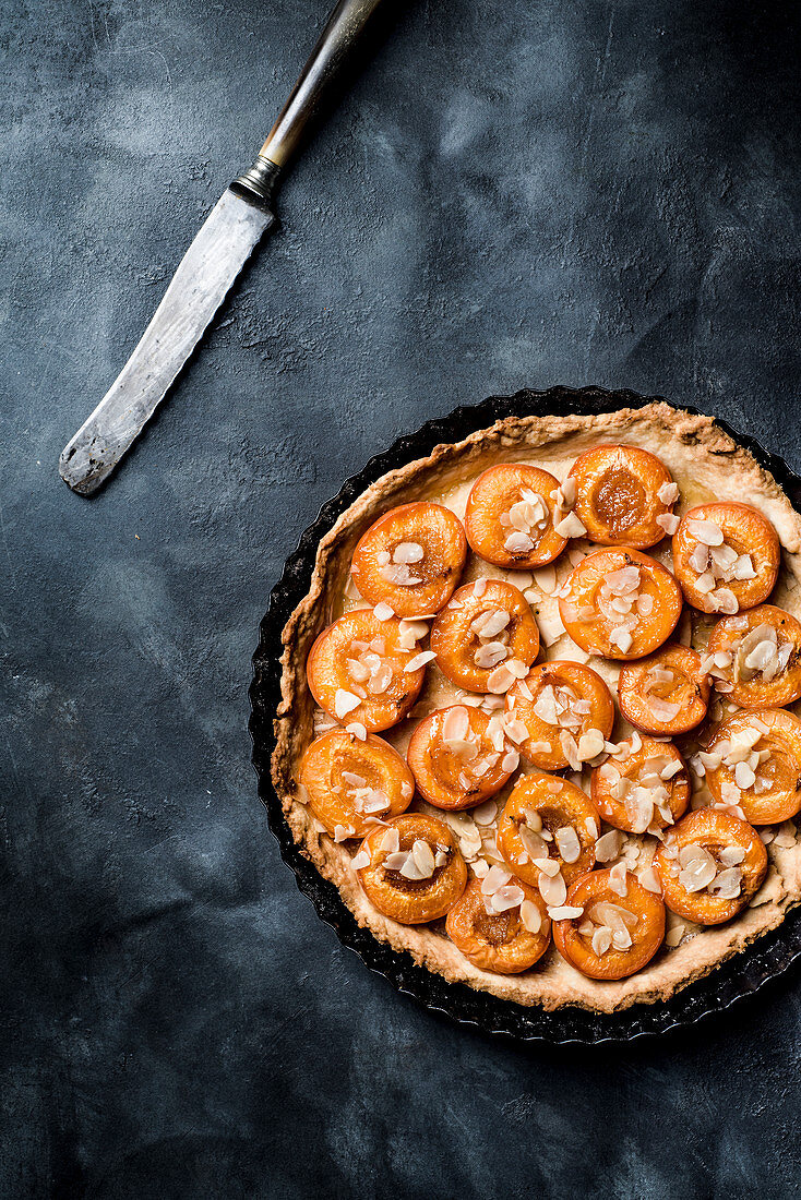 Apricots tart with almonds
