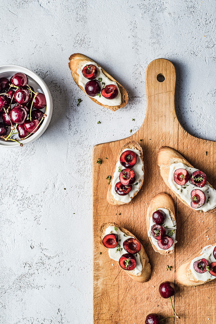 Bruschetta with cherries, mascarpone cream and thyme