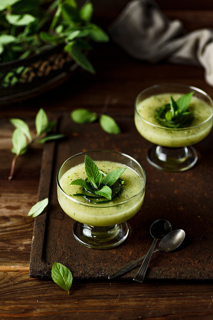 Smoothie with honey melon, cucumber and mint