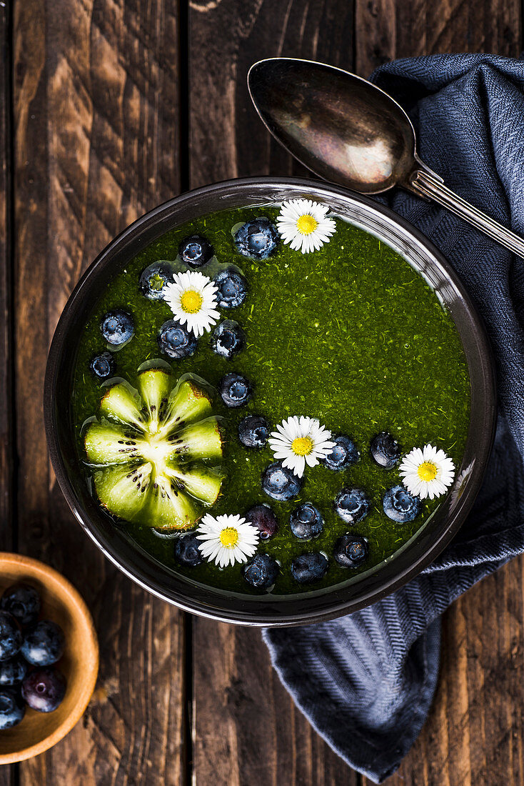 Spinat-Kiwi-Smoothie Bowl mit Blaubeeren