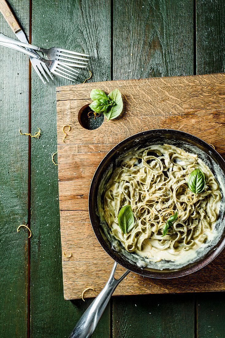 Tagliatelle in cremiger Kräutersauce