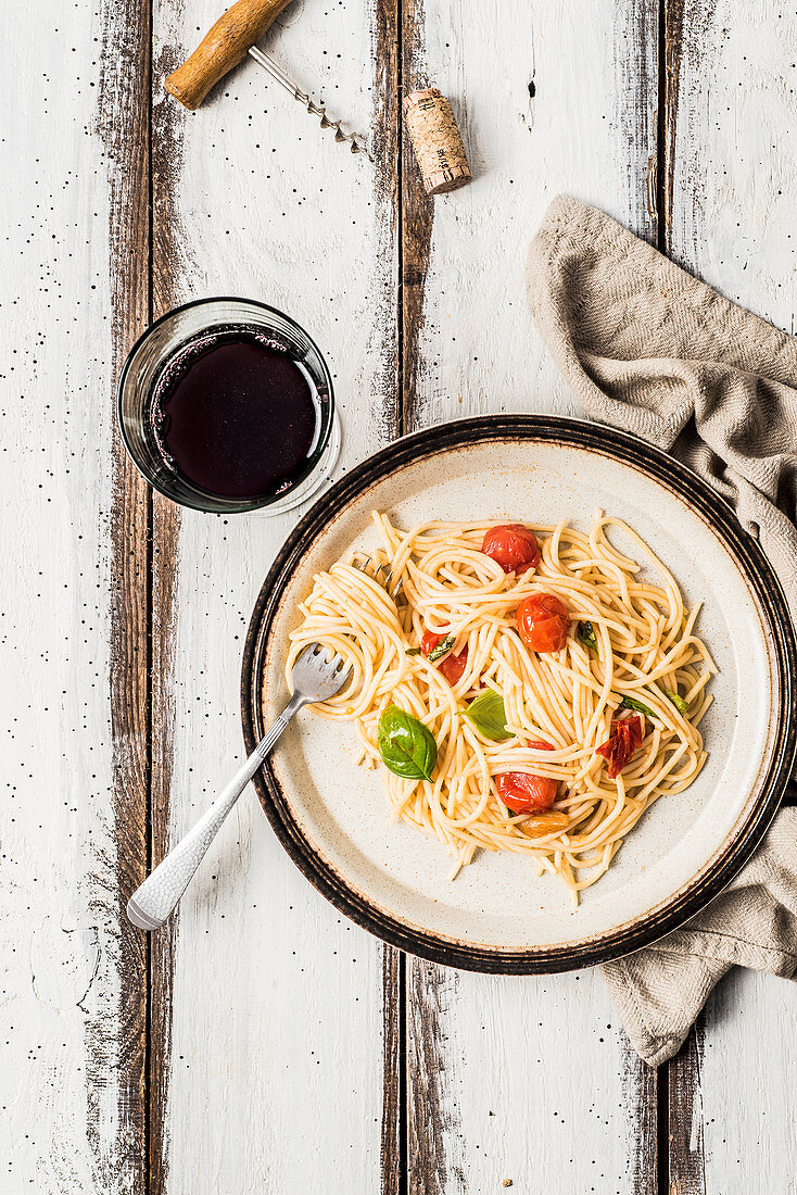 Spaghetti mit Olivenöl, Tomaten und Basilikum