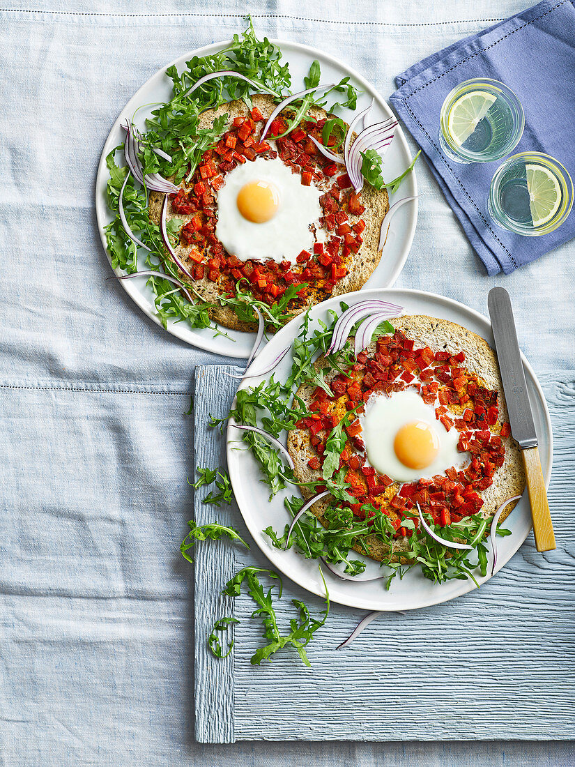 Spiegelei-Pizza mit Paprika und Rucola