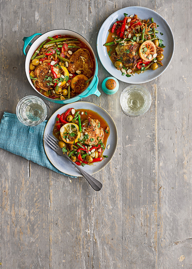 Marokkanischer Hähncheneintopf mit Paprika, Oliven und Zitrone