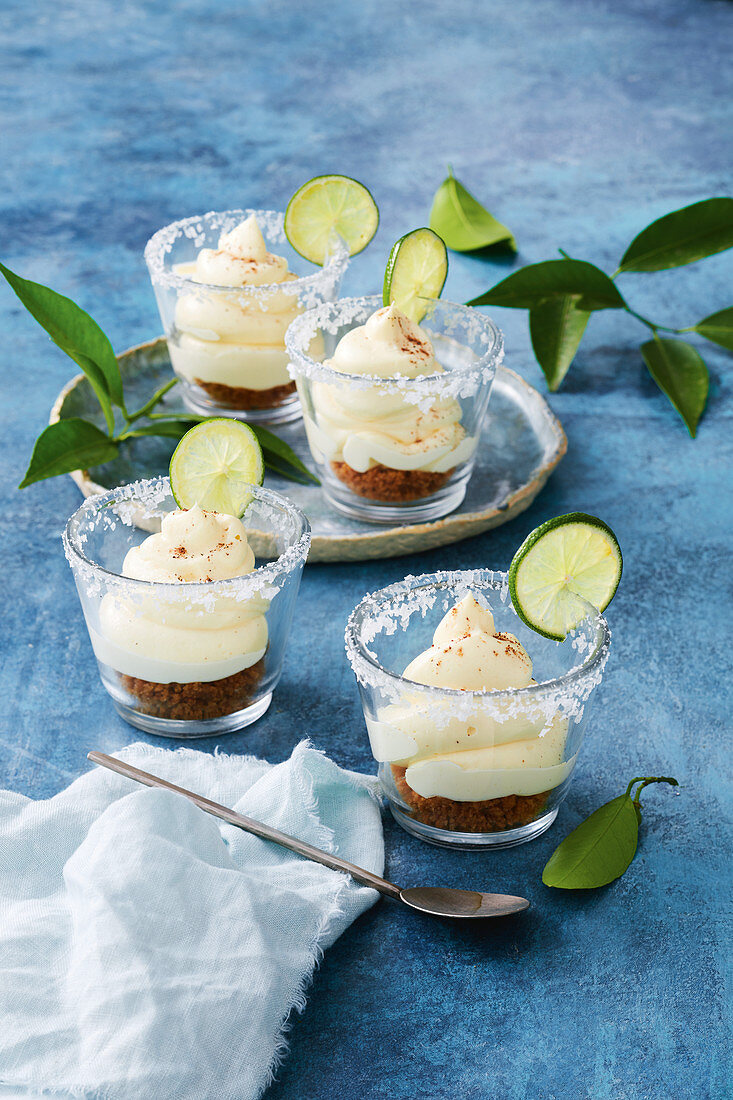 Margarita-Cheesecake-Desserts im Glas mit Salzrand