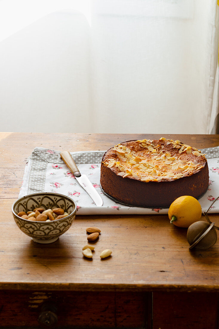 Lemon and ricotta cake with almonds