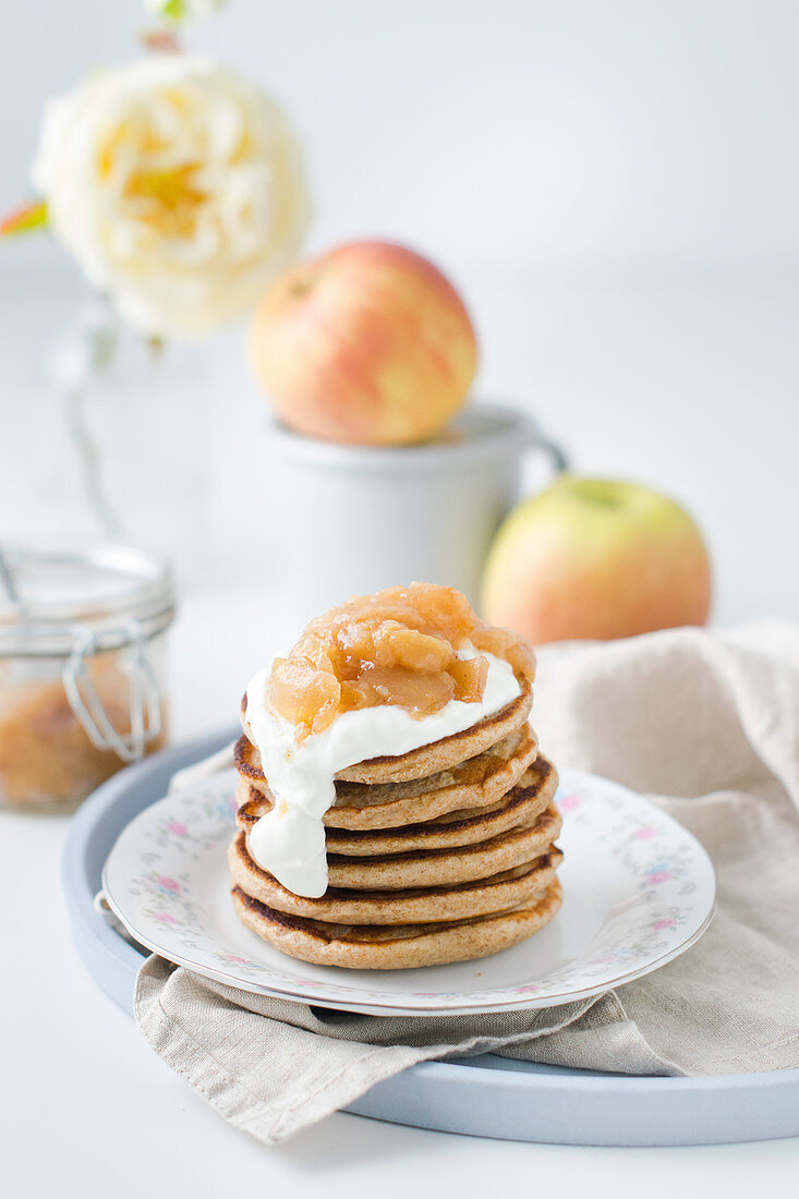 Kleine Pancakes mit griechischem Joghurt und Apfelkompott