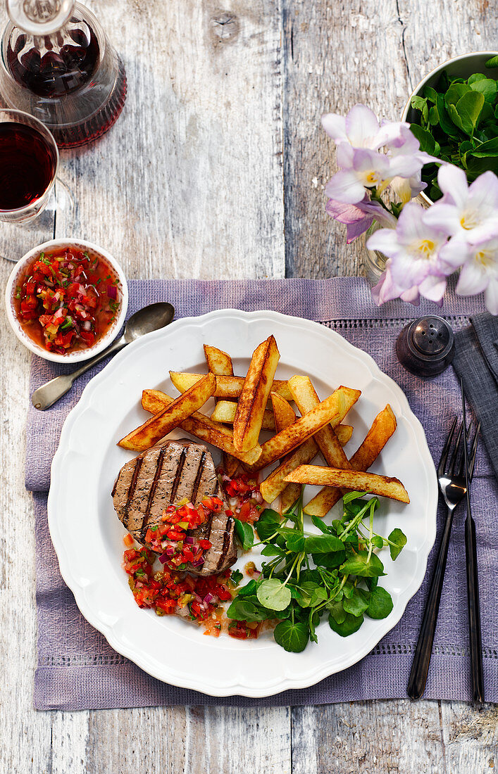 Grillsteak mit Chilisauce und Pommes frites