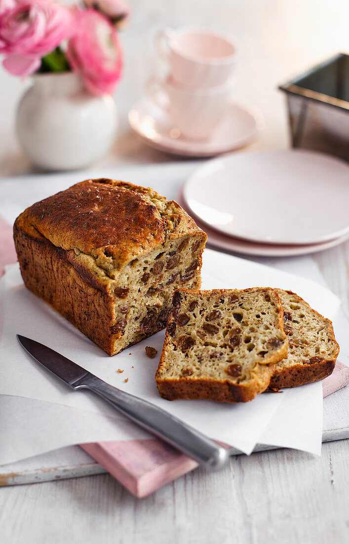 Weetabix-Cake (Kuchen mit Frühstückscerealien, Rosinen und Nüssen, England)