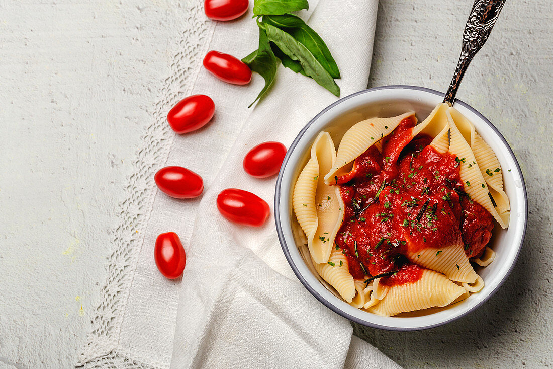 Conchiglie mit Tomatensauce und Basilikum