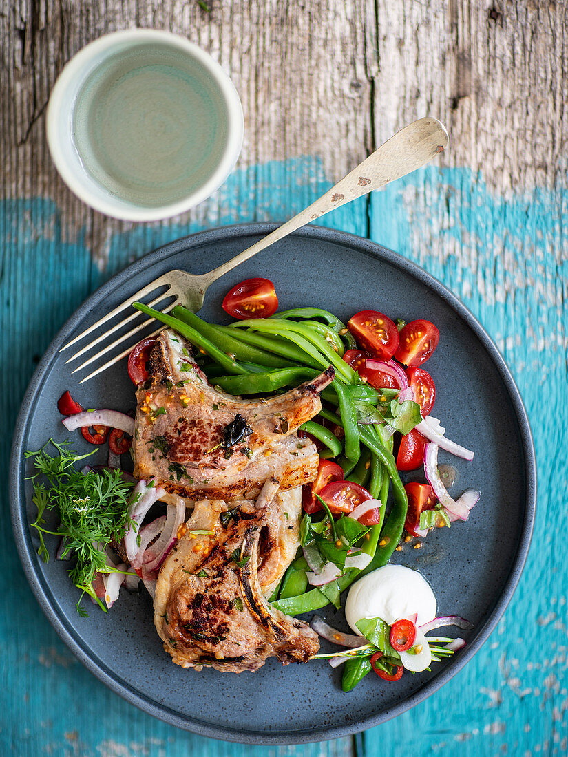 Marinierte Lammkoteletts mit Bohnen-Tomaten-Salat und Joghurt