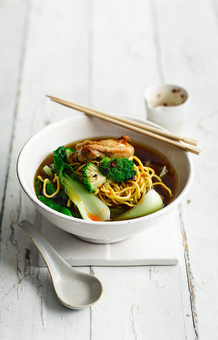 Hühnersuppe mit Nudeln, Pak choi und Brokkoli