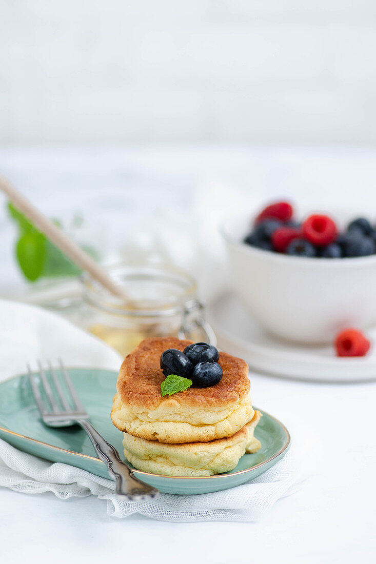 Japanische Souffle Pancakes mit Beeren und Honig