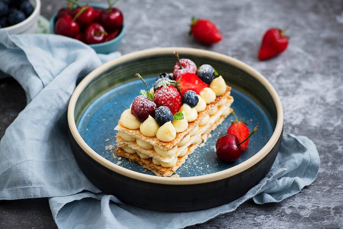 Mille Feuille mit Creme und frischen Früchten