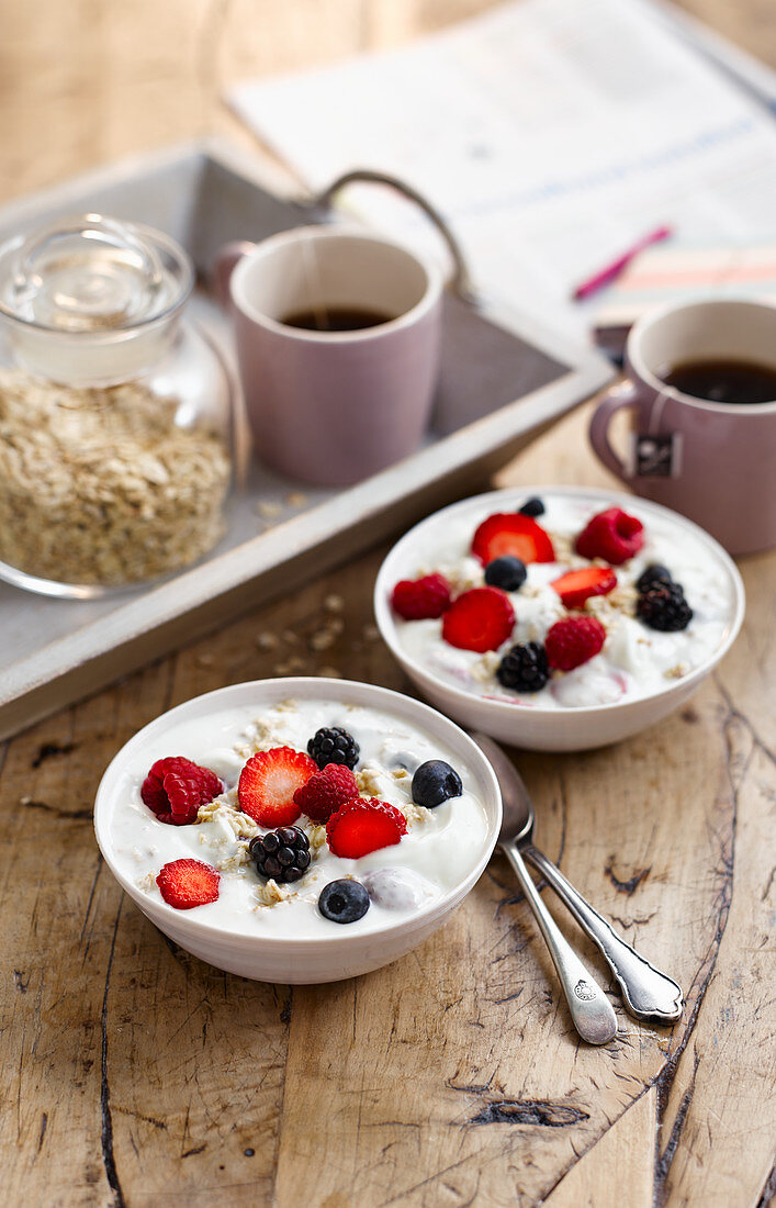 Overnight Oats mit Joghurt und frischen Beeren