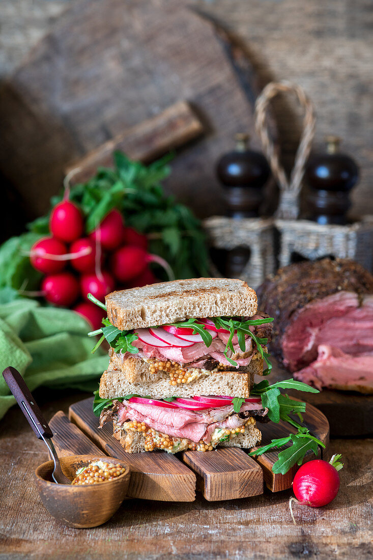 Roastbeef-Sandwiches mit Radieschen, … – Bild kaufen – 12678799 Image ...