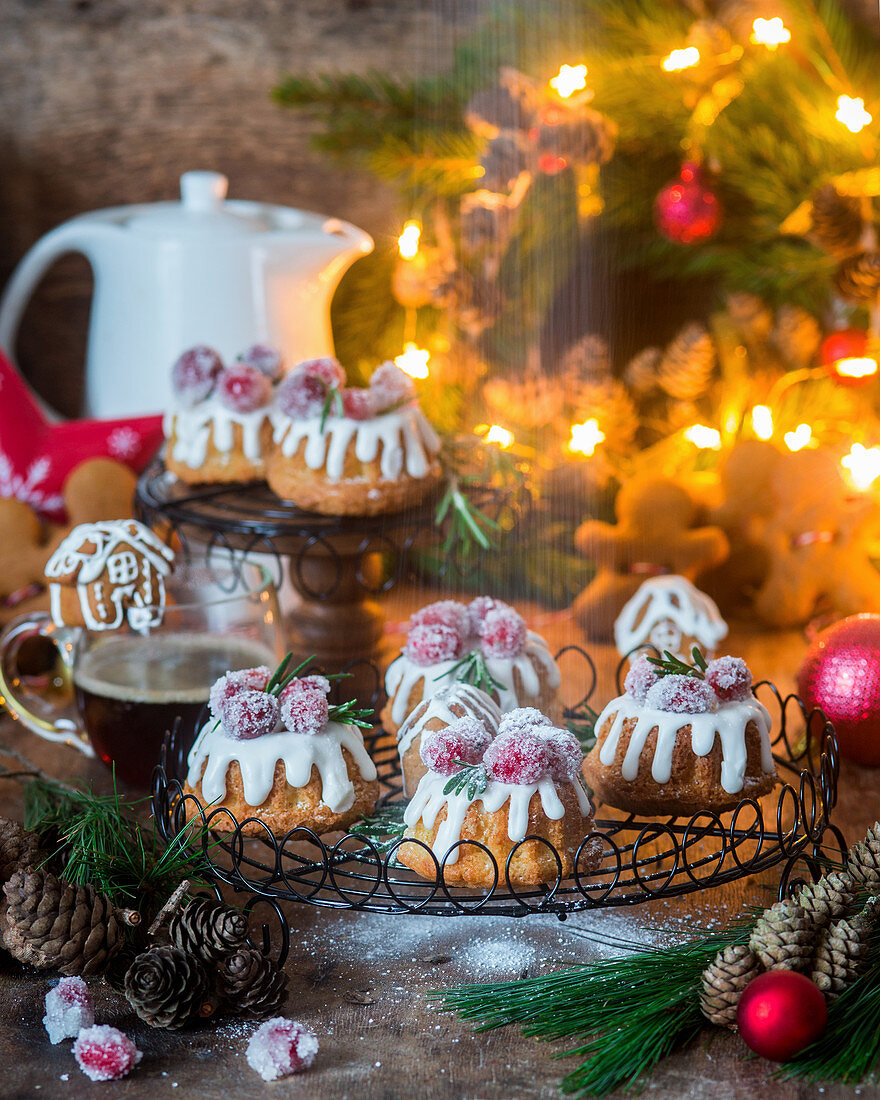 Mini-Gewürzkuchen mit weisser Zuckerglasur und kandierten Cranberries