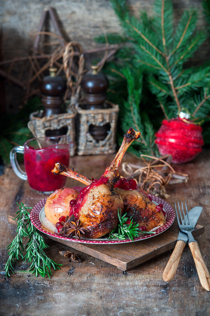 Gebratene Gänsekeulen mit Gewürz-Cranberrysauce