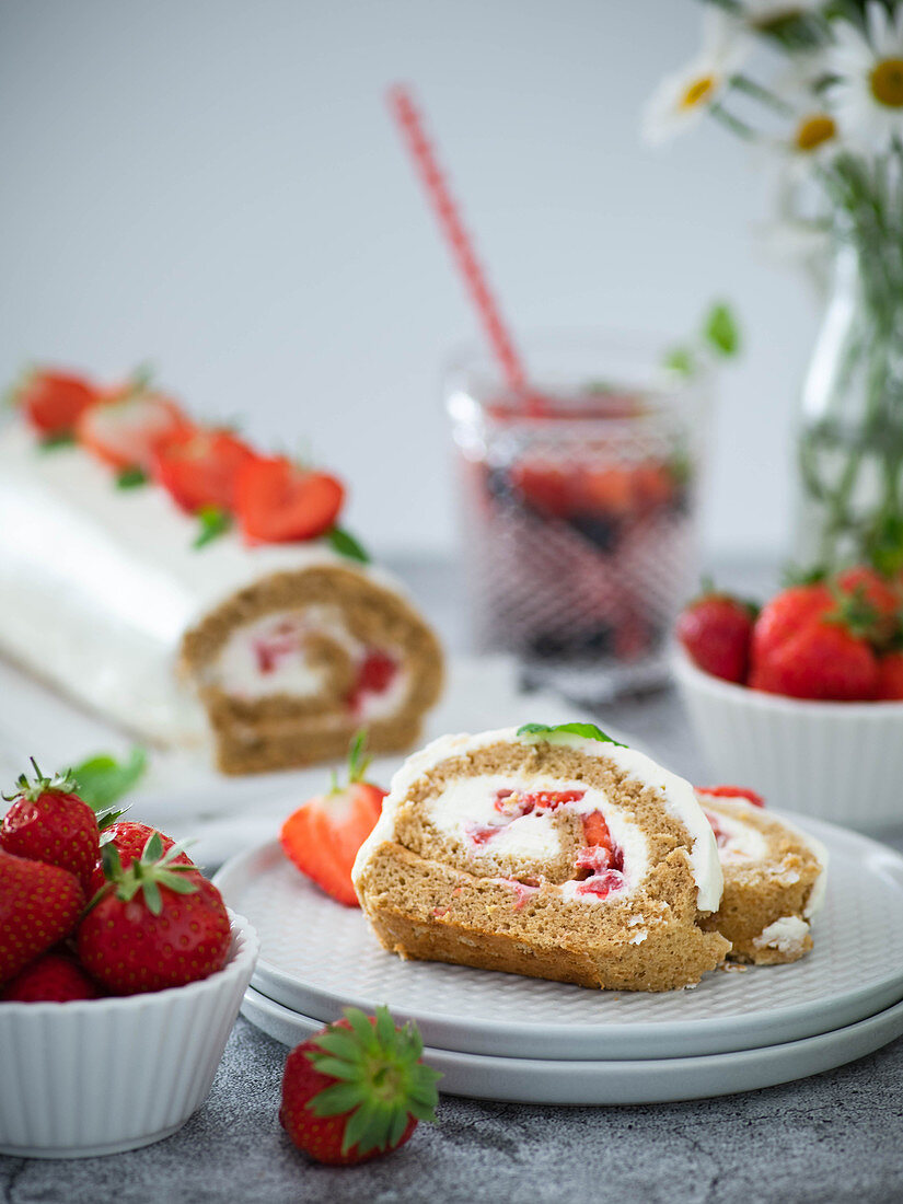 Vollkorn-Biskuitrolle mit Mascarponecreme und Erdbeeren