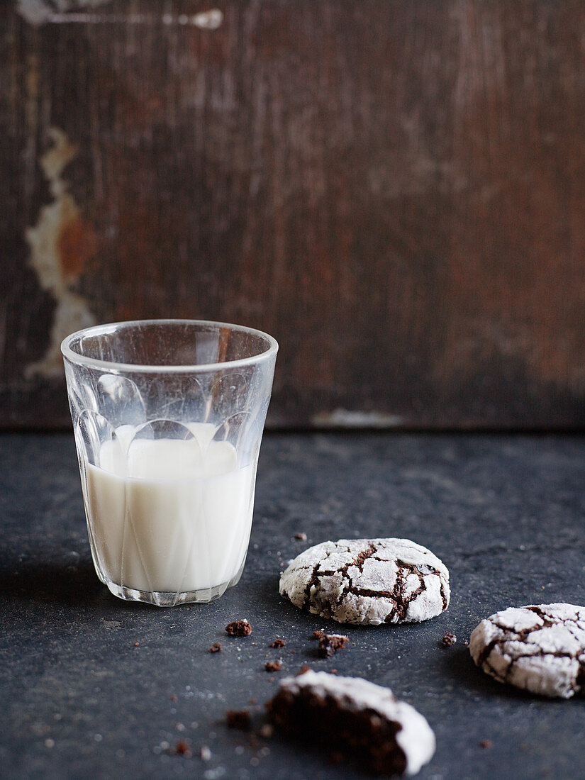 Glas Milch und Crinkle Cookies