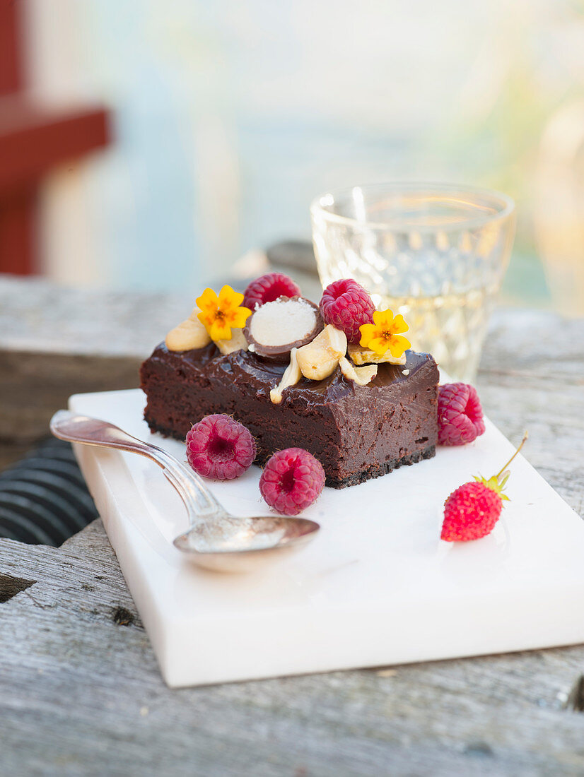 Schokoladenkuchen mit Himbeeren