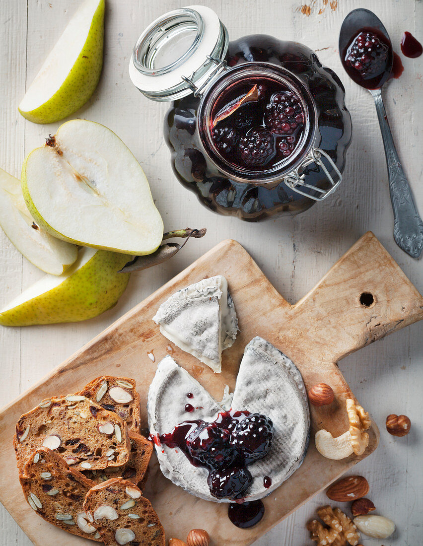 Camembert mit Brombeersauce und Nussbrot