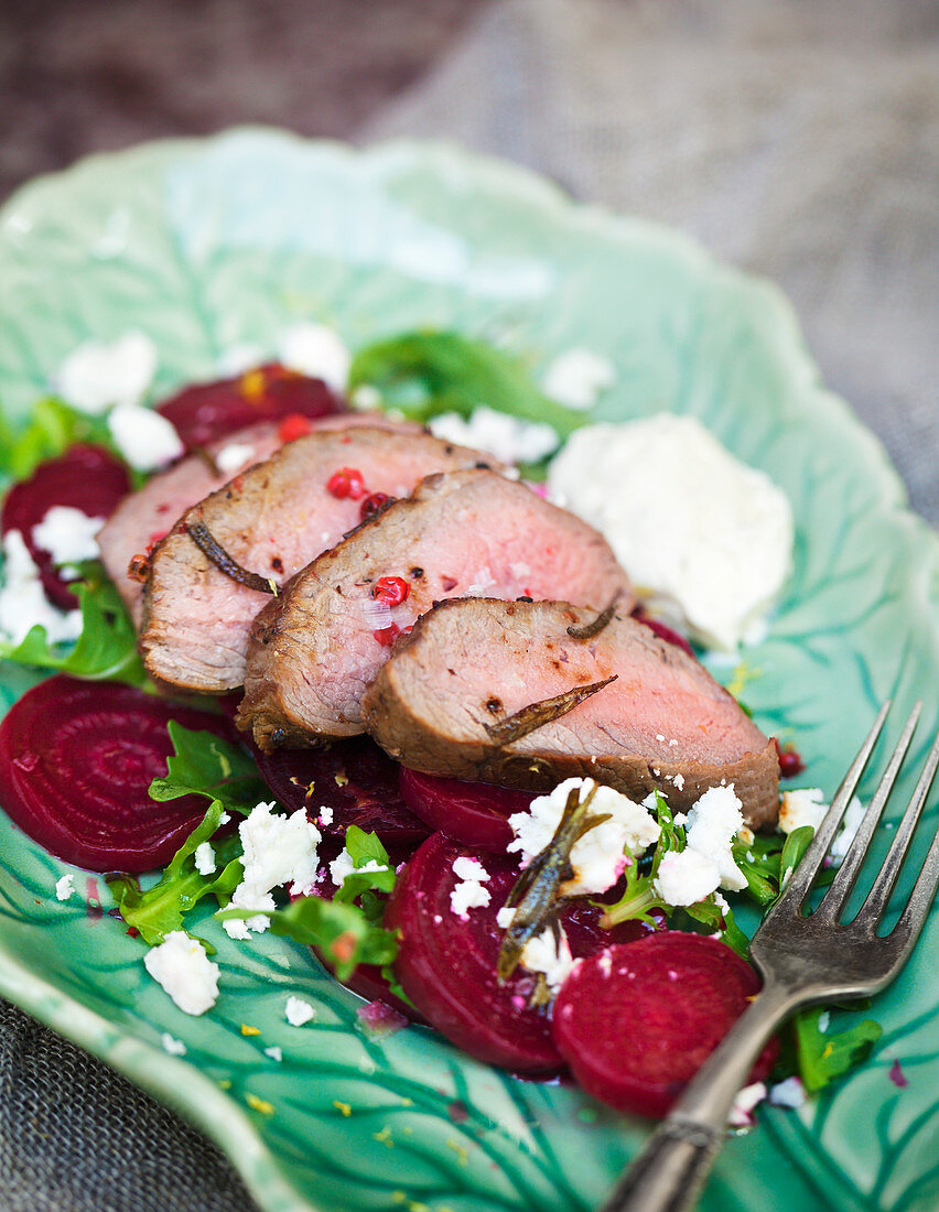 Geschnittenes Schweinefilet auf Rote-Bete-Salat