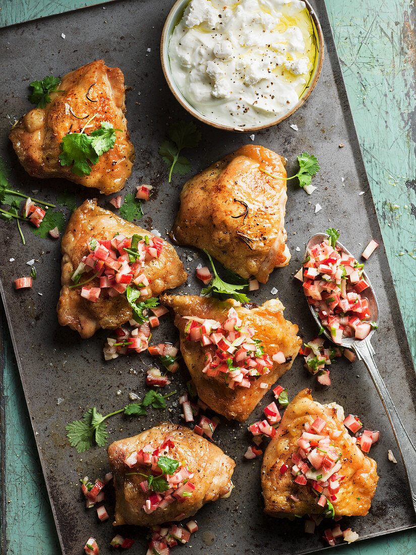 Hähchenoberkeulen vom Backblech mit Rhabarber-Salsa und Fetadip